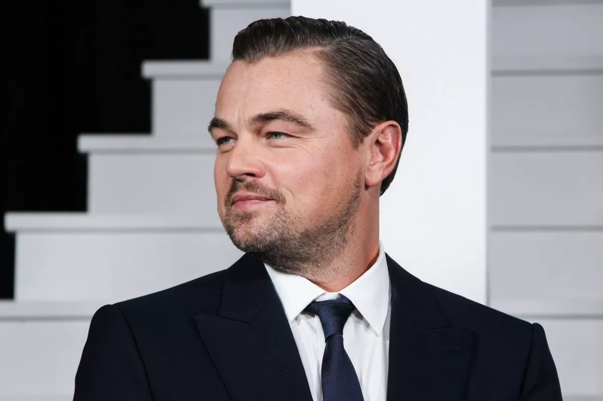 PAPARAZZI: A tengerparton fotózták le Dicaprio-t és 23 évvel fiatalabb barátnőjét