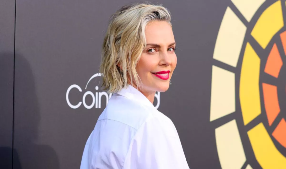 RITKA PILLANAT! Édesanyját, és két lányát is megmutatta Charlize Theron - Fotók