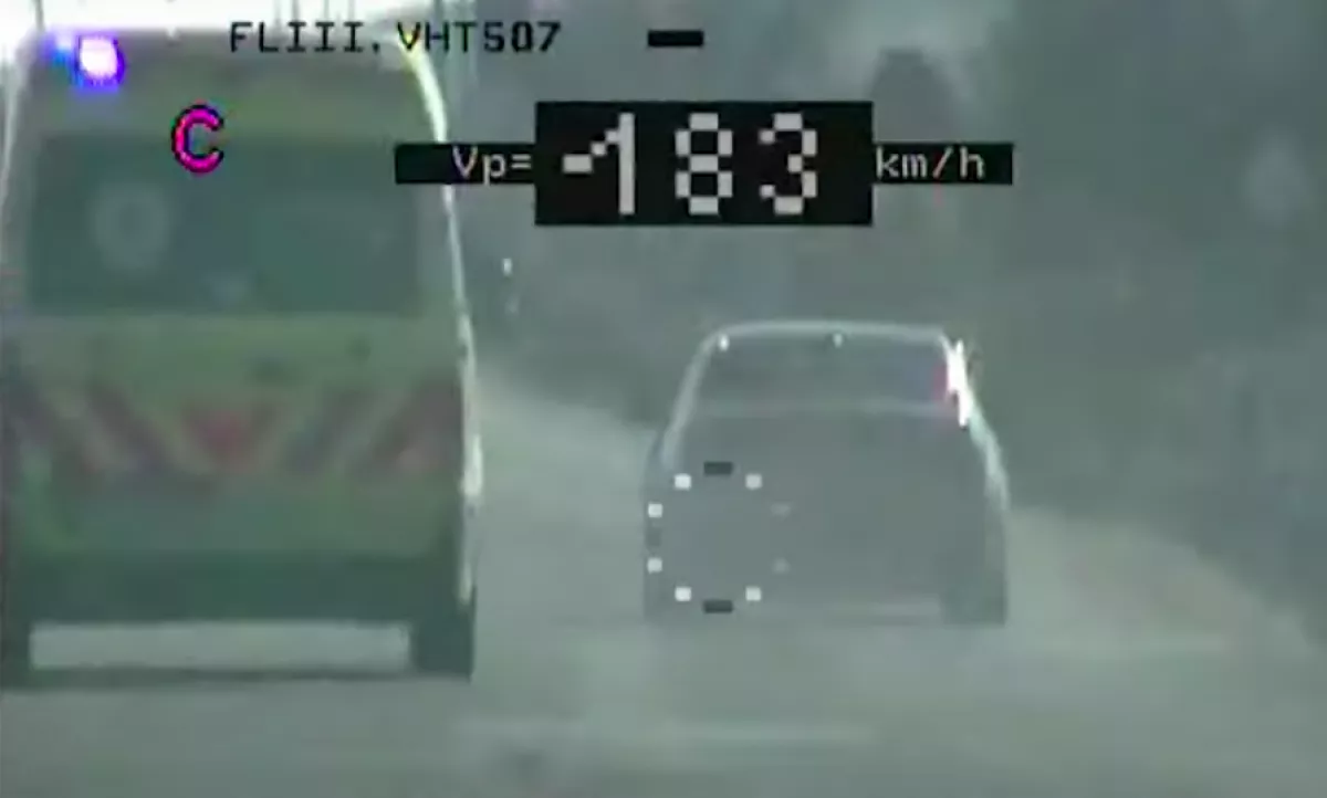 ITT A FELVÉTEL: 183 km/h-s sebességgel, jobbról előzte a mentőt