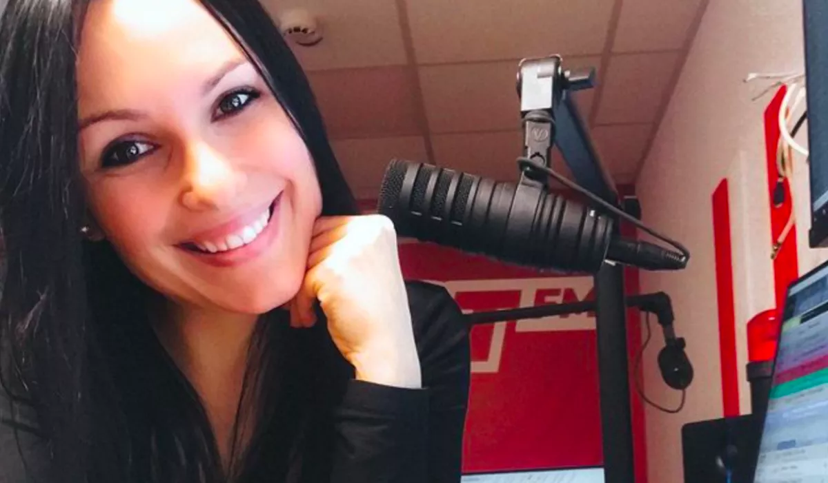 Meztelenül vezetett műsort a szexi magyar rádiós - Lefotózták!