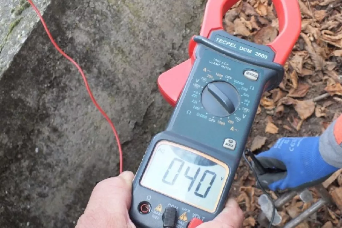 RÁZÓS: áramot vezetett a kerítésébe egy dabasi férfi, a szomszédja megfogta - Fotók