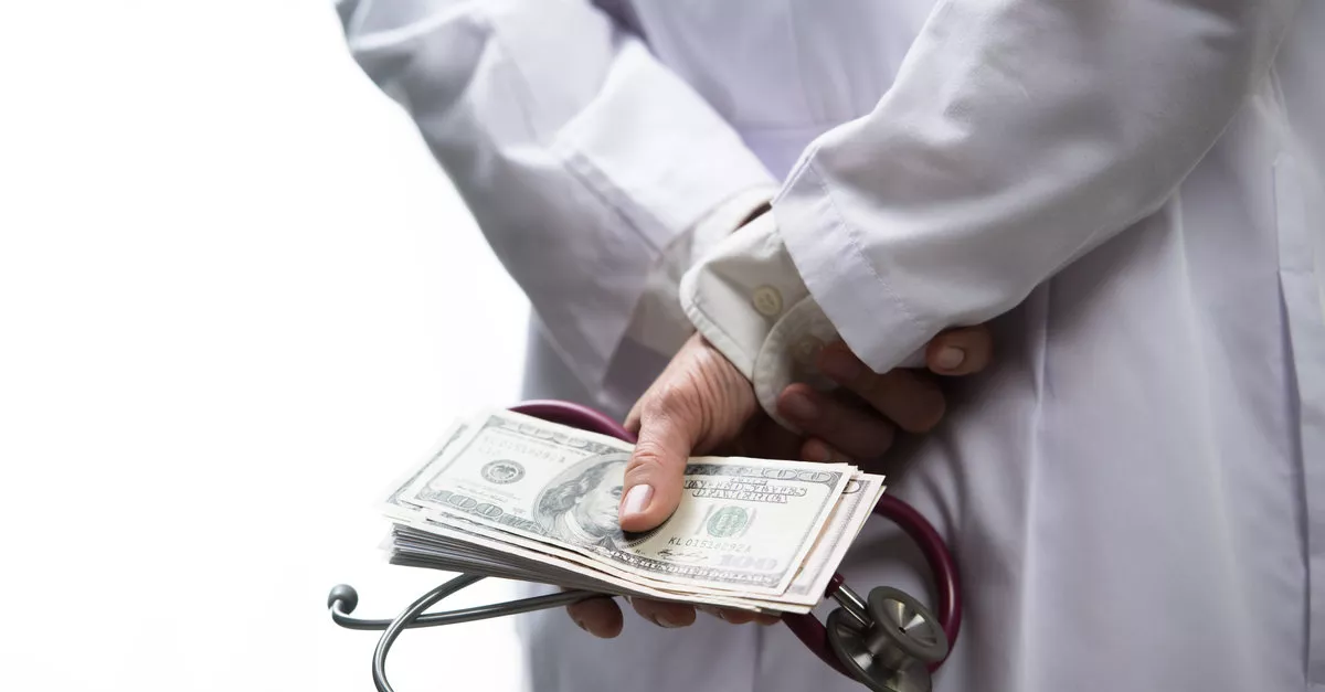 LEBUKOTT: 300 ezerért adott volna igazolást a budapesti orvos a börtön alóli felmentéshez