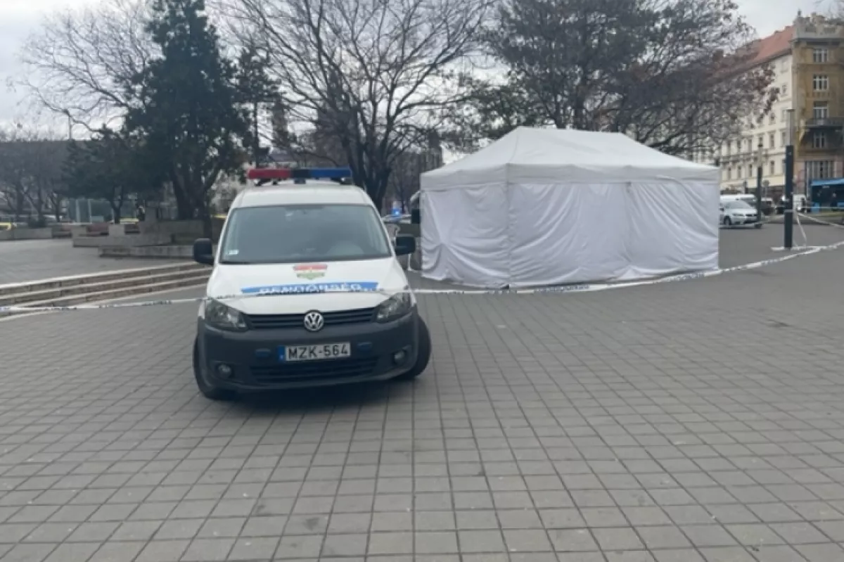 Két biztonsági őrt találtak holtan egy Deák téri aláírásgyűjtő sátorban