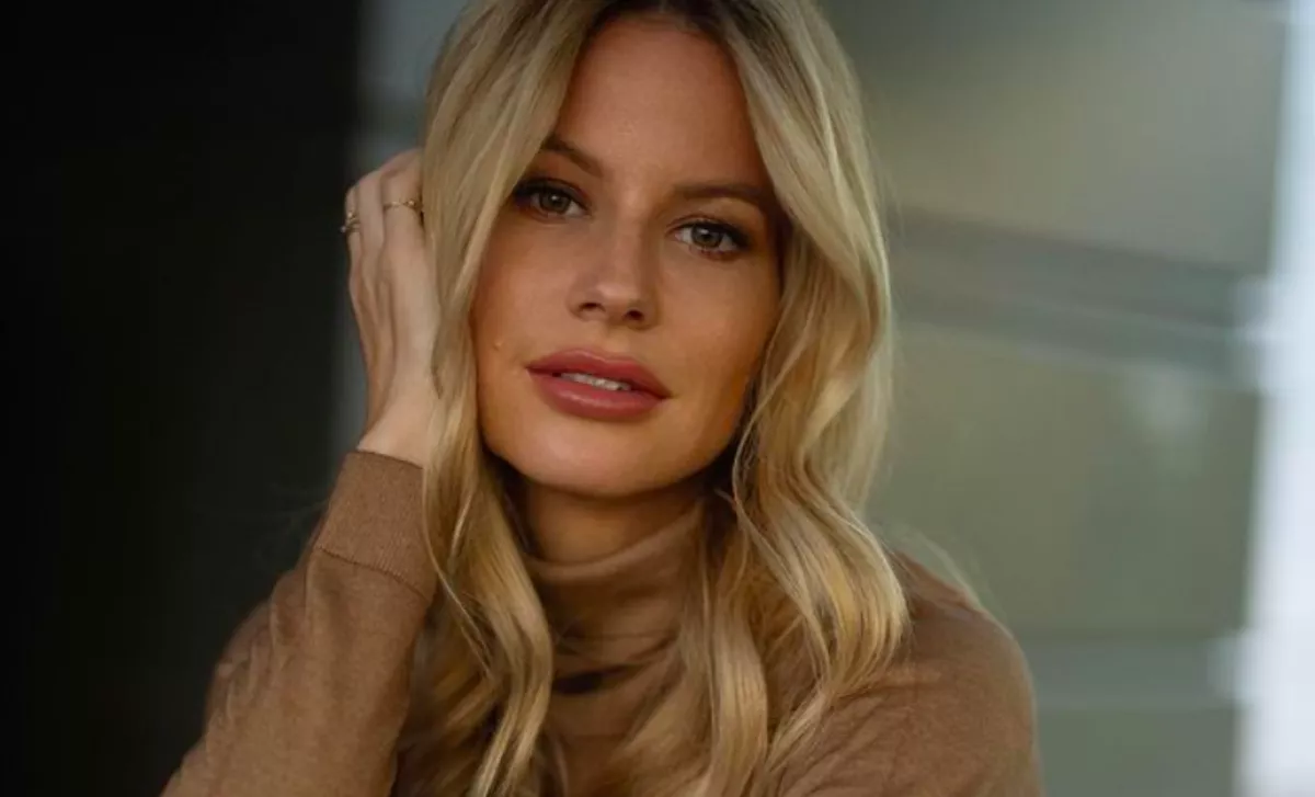 Eljegyezték: sármos ügyvéd Mádai Vivien szerelme