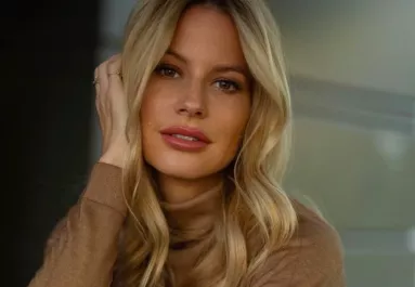 Eljegyezték: sármos ügyvéd Mádai Vivien szerelme