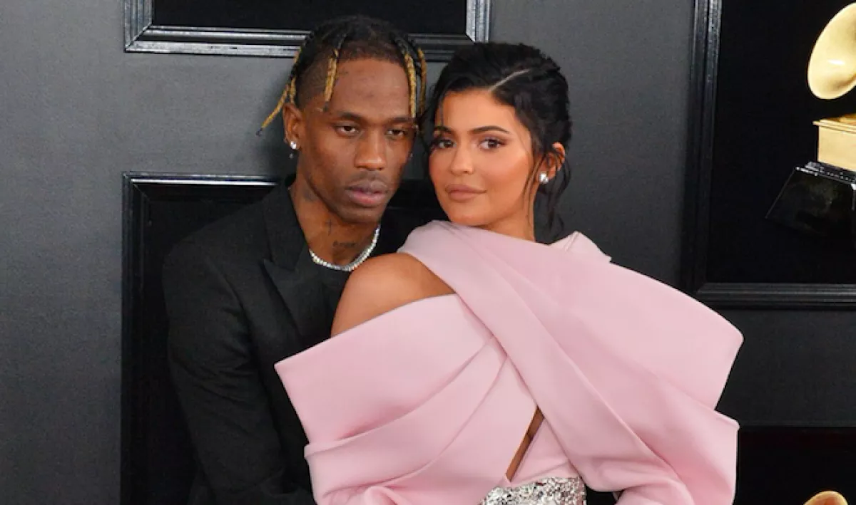 LELEPLEZÉS: a születési anyakönyvi kivonatból derült ki Kylie Jenner kisfiának neve!