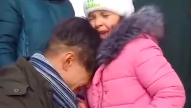 SZÍVFACSARÓ VIDEÓ: így búcsúzik a hadköteles ukrán apa a családjától
