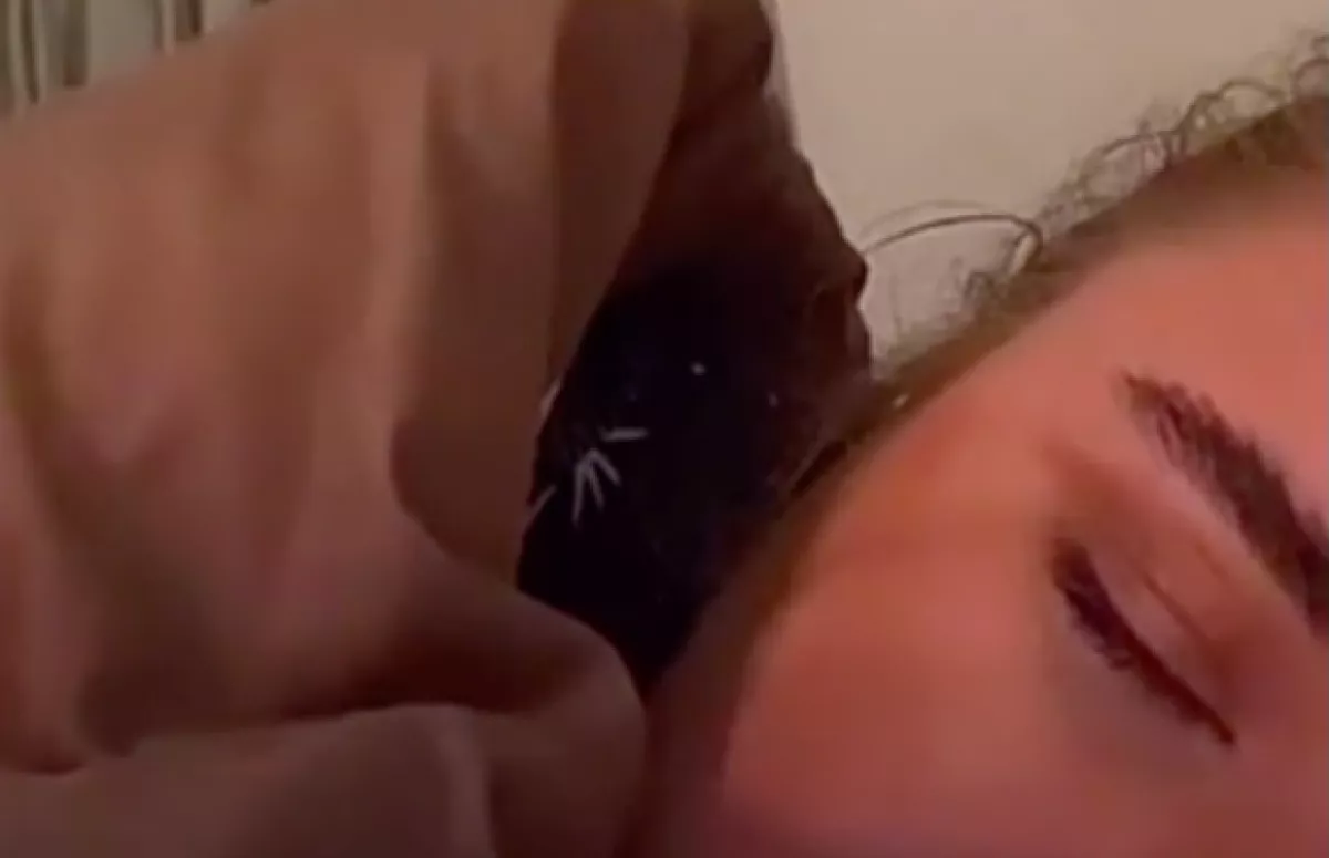 Részegen aludt el élőzés alatt az influenszer, milliók nézték meg a többórás horkolását - Videó