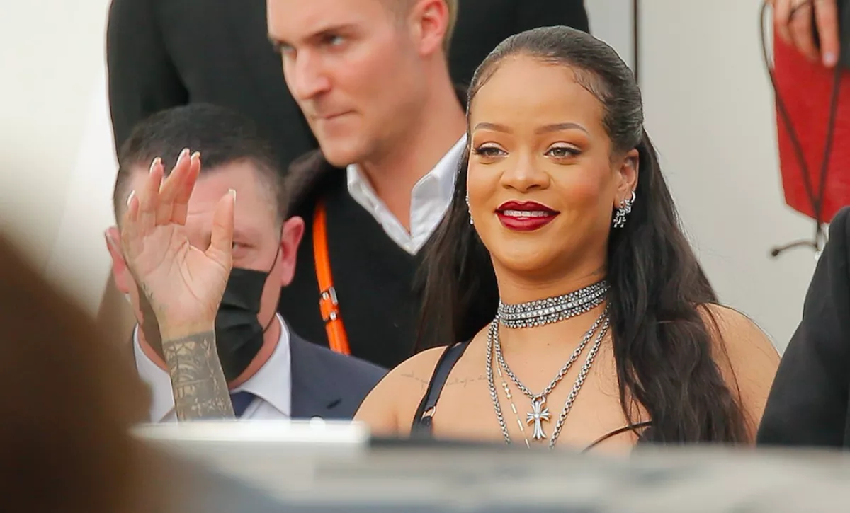 Csipke fehérneműben ment a Dior-bemutatóra a várandós Rihanna - megállt az élet Párizsban! - FOTÓK