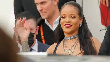Csipke fehérneműben ment a Dior-bemutatóra a várandós Rihanna - megállt az élet Párizsban! - FOTÓK