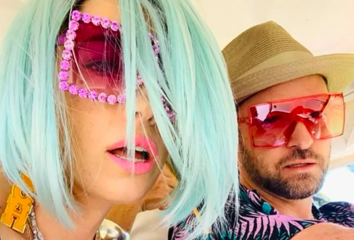 Felismered ezen a képen a sztárpárt?