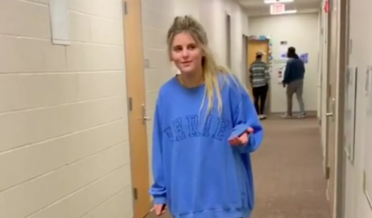 Átutazta a fél országot, hogy meglepje egyetemista párját, aztán... - Videó