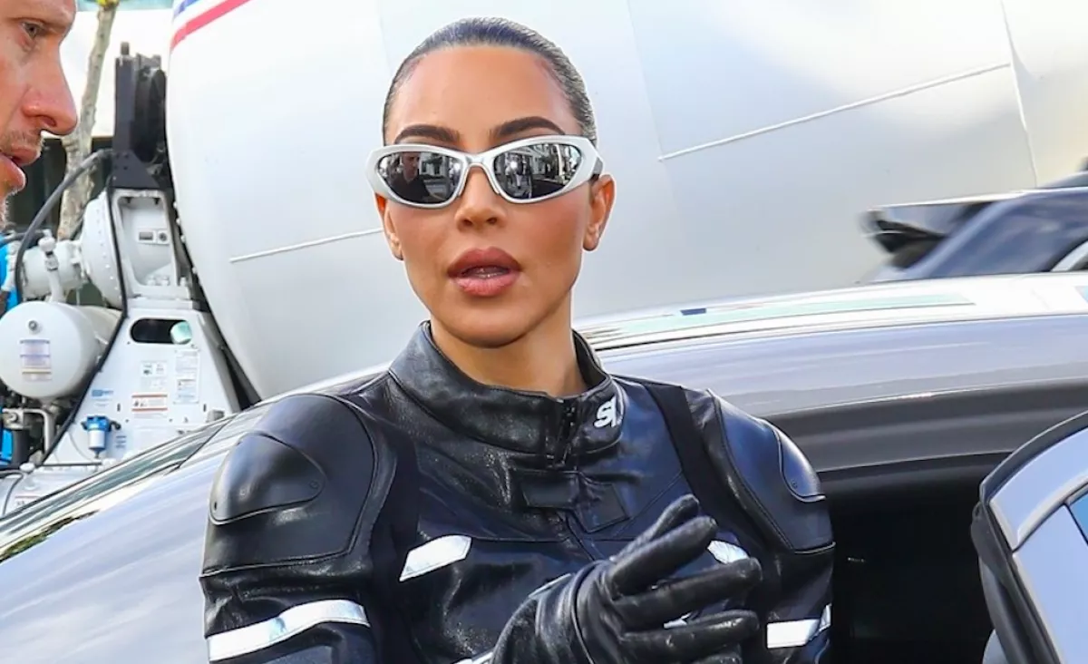 Ragasztószalag ruhában lopta el a showt a Balenciaga bemutatóján Kim Kardashian - Fotók