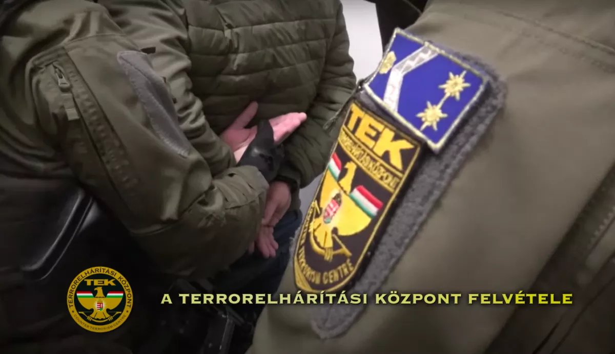 Élelmiszerbolt előtt tartott fegyvert egy férfi vitapartnere fejéhez