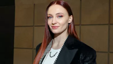 Így már hivatalos: a Louis Vuitton showján mutatta meg először kismama pocakját Sophie Turner - Fotók