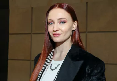 Így már hivatalos: a Louis Vuitton showján mutatta meg először kismama pocakját Sophie Turner - Fotók