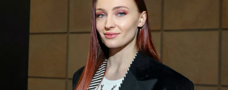 Így már hivatalos: a Louis Vuitton showján mutatta meg először kismama pocakját Sophie Turner - Fotók