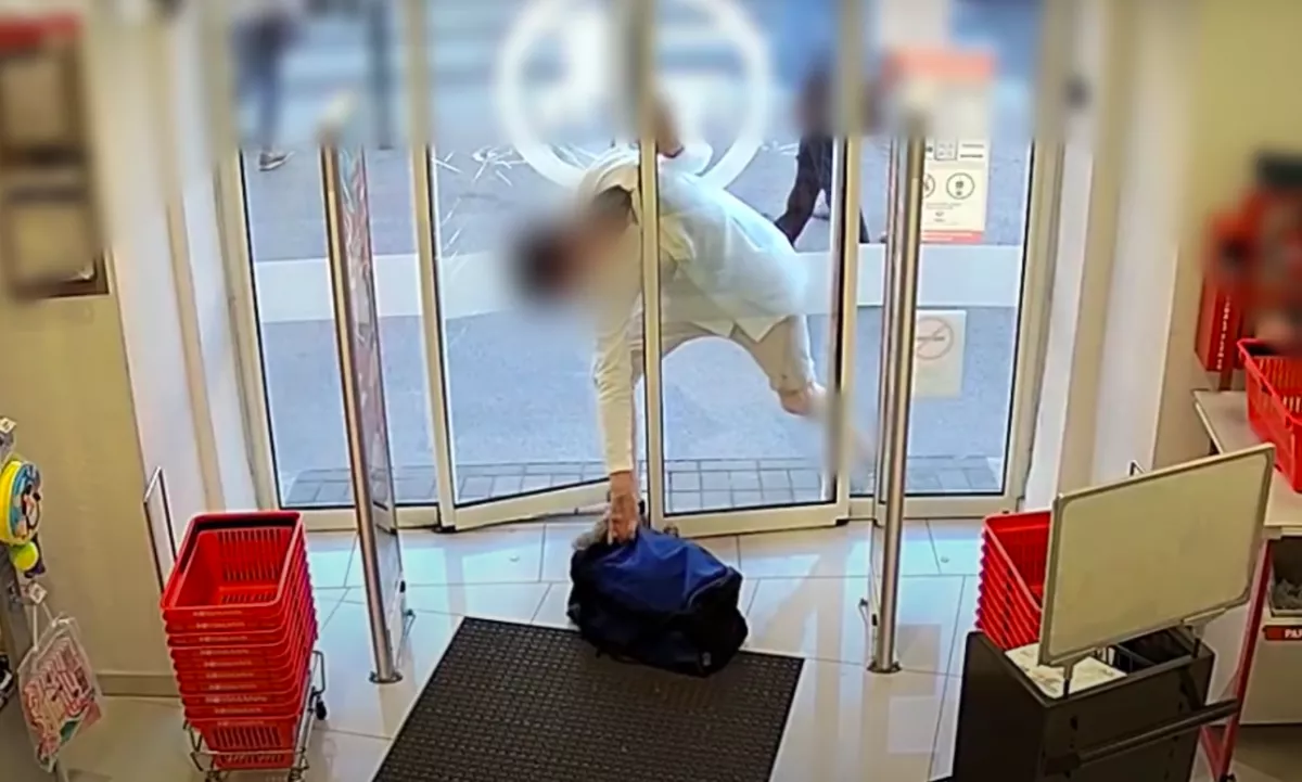 Fotocellás ajtóba szorult a 25 éves tolvaj a budapesti drogériában