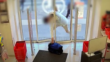 Fotocellás ajtóba szorult a 25 éves tolvaj a budapesti drogériában