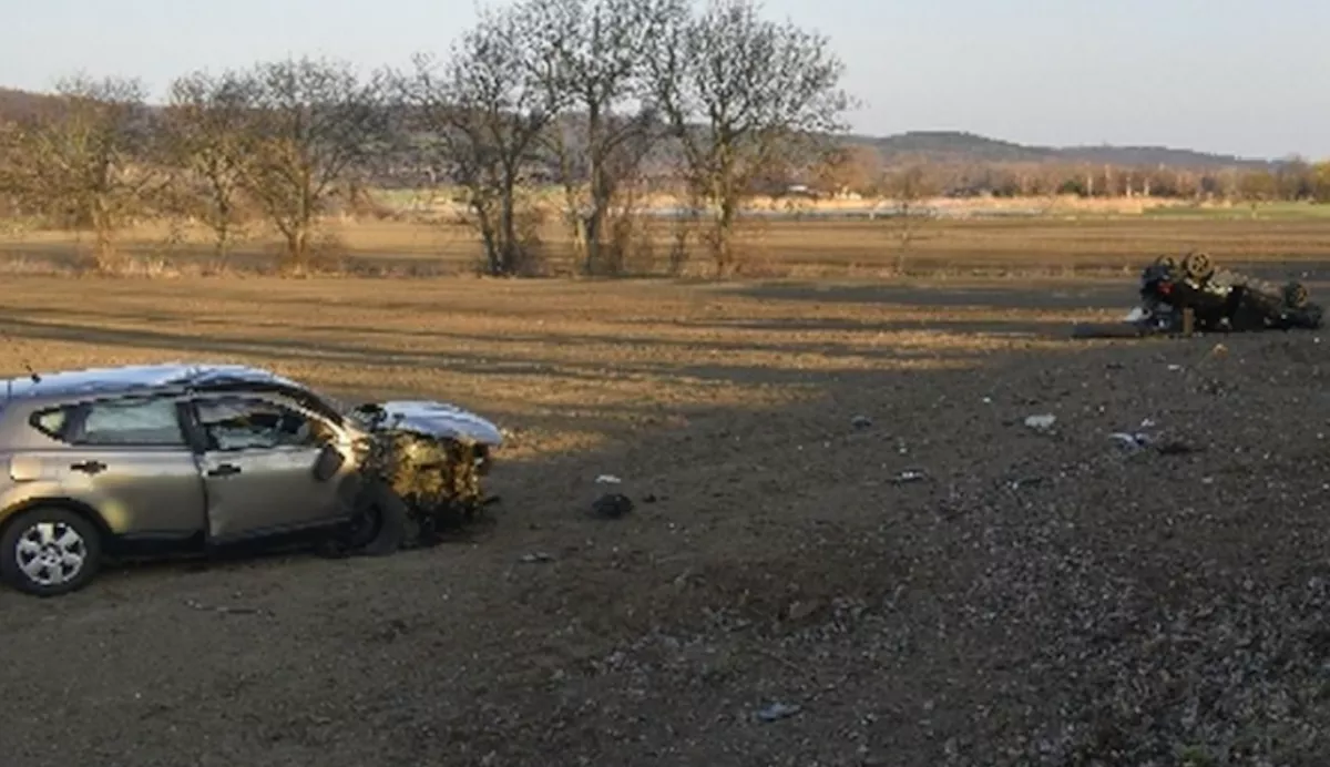 Mindenki megsérült a 82-es főúton - Előzni kezdett, akit már előztek!