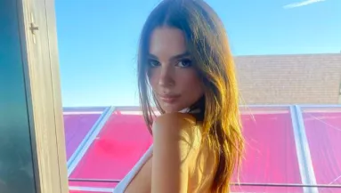 Sokak zsebében kinyílt a bicska: botrányos képekkel köszöntötte egyéves gyermekét a topmodell - Fotók