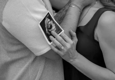 Váratlan bejelentés: első gyermekét várja a gyönyörű színésznő!