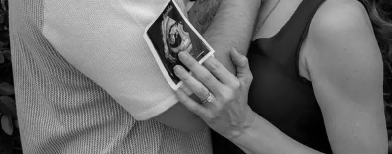 Váratlan bejelentés: első gyermekét várja a gyönyörű színésznő!