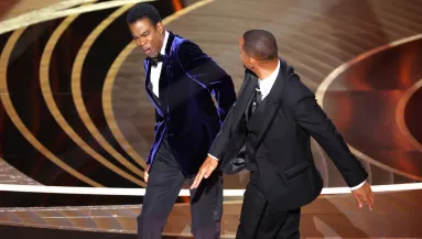 Botrány az Oscar-gálán: Will Smith a színpadon vágta pofán Chris Rock-ot - Videó