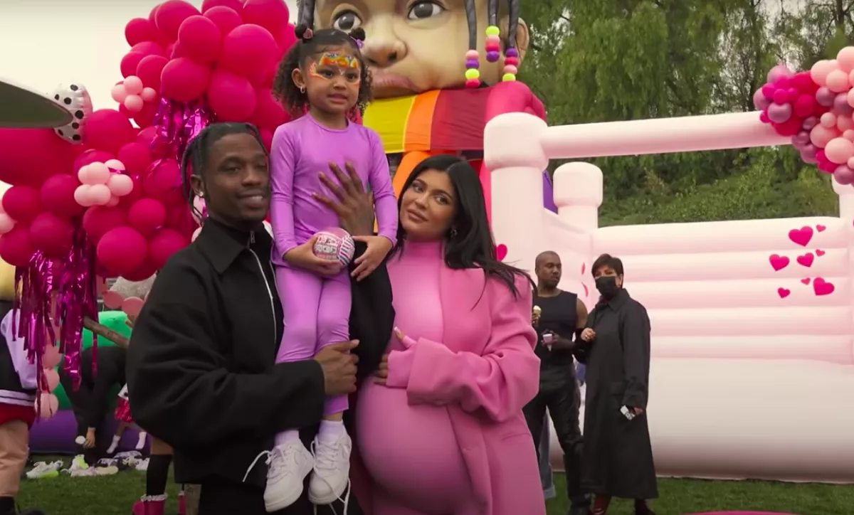 Fotók: Intim videót posztolt Kylie Jenner - ilyen luxusba érkezett a kisfia!