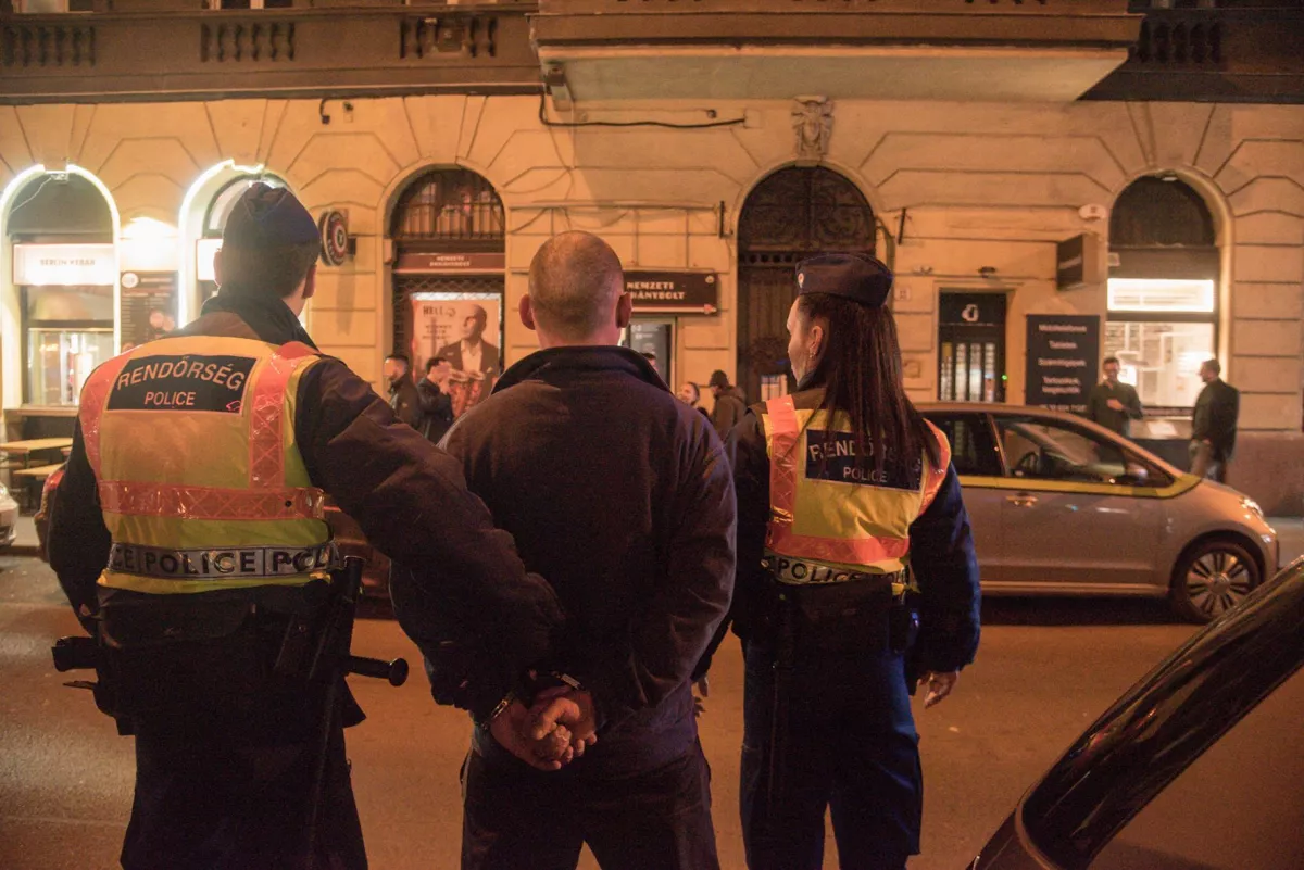 Razzia a Belvárosban: hihetetlen, mi mindent találtak - Fotók