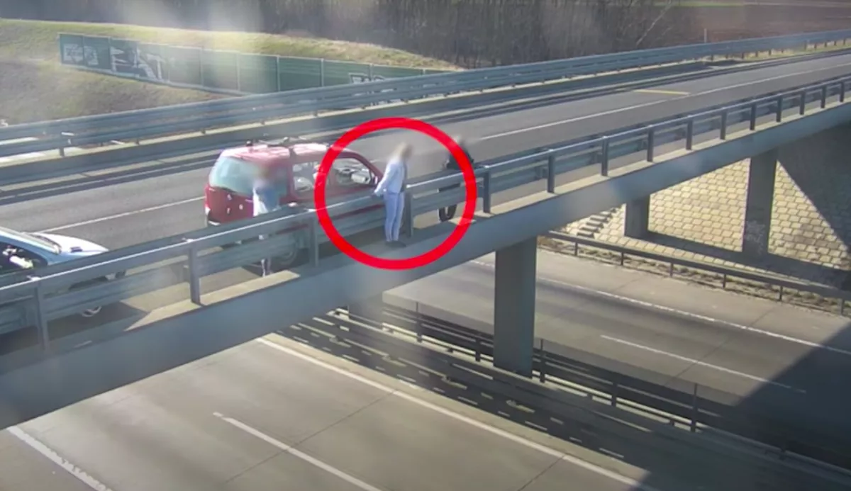 Az M0-ás hídról akarta a mélybe vetni magát a fiatal lány - mindent rögzített a kamera