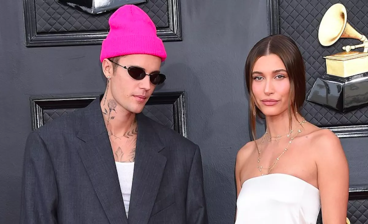 Mi ez a cipő? Justin Bieber fura szettben sokkolt, Dua Lipa új hajjal tündökölt - Fotók