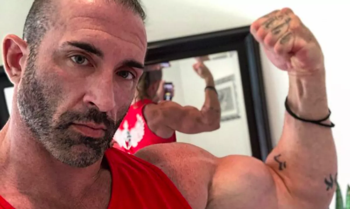 Videó: 31 nap alatt kap női arcot a 196 centis pankrátor - A teste már kész