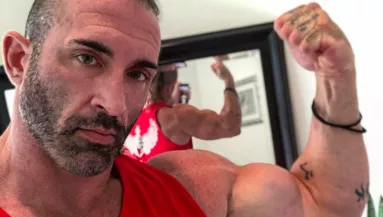 Videó: 31 nap alatt kap női arcot a 196 centis pankrátor - A teste már kész