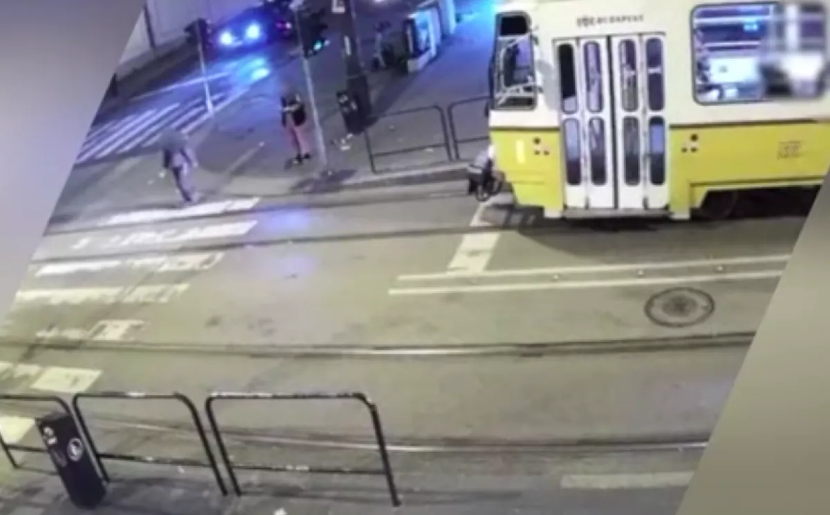 Szörnyű gázolás Óbudán: métereket repült a férfi - Videó