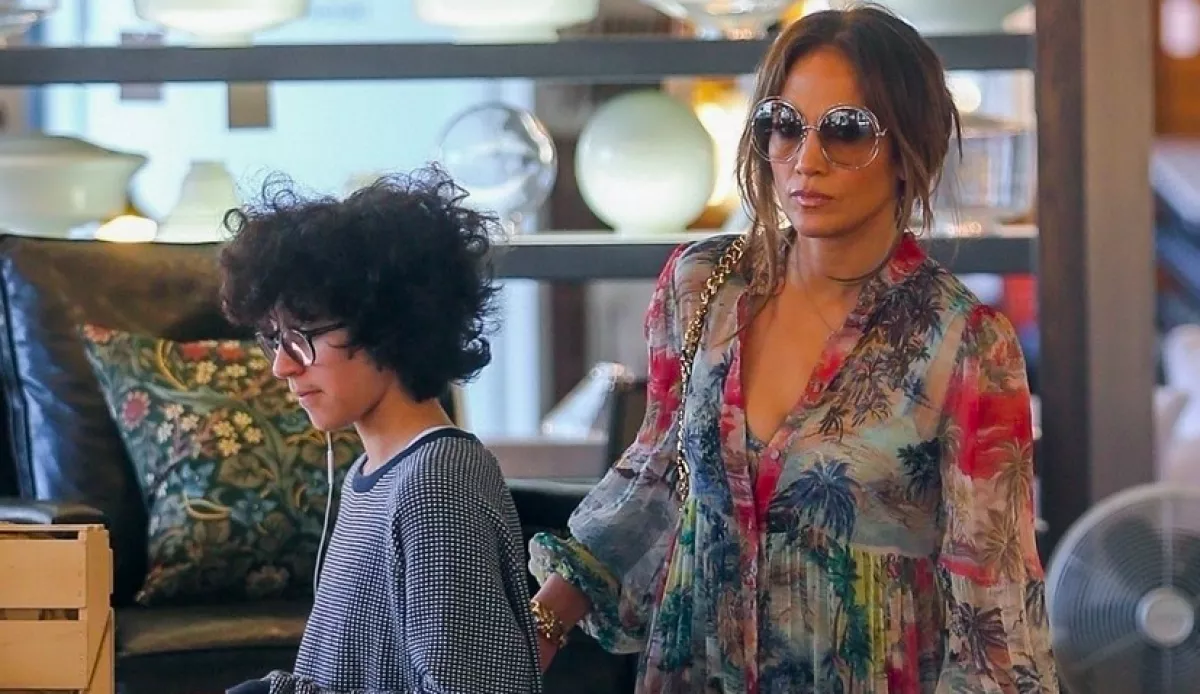 Bútorboltban járt a lányával, a J-Lo-ról készült lesifotók miatt felrobbantak a bulvároldalak