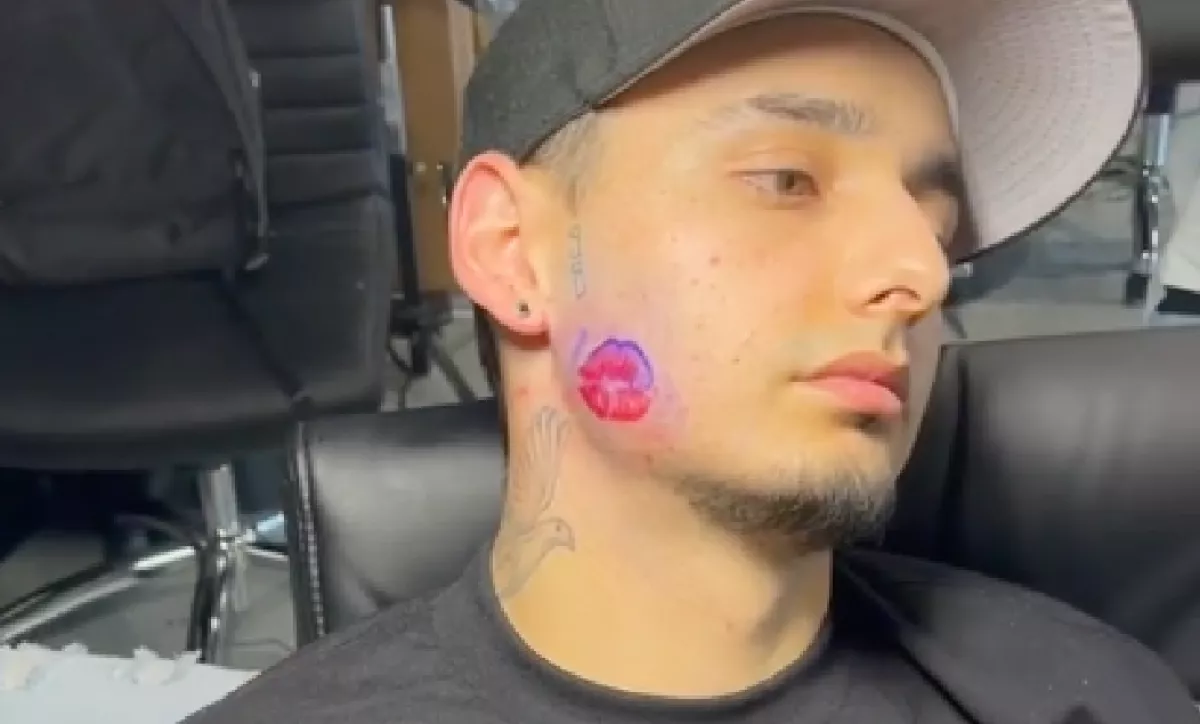 A barátnője csókját tetováltatta épp az arcára, amikor megcsörrent a telefonja - Szerelme sokkoló hírt közölt 