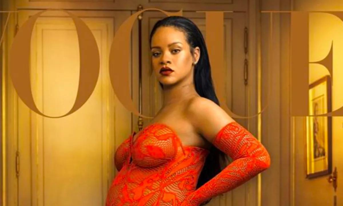 Csipke bodyban pózol a Vogue címlapján a várandós Rihanna - Fotók