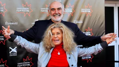 93, vagy 39? Sean Connery özvegye bikinis képet posztolt az unokájával