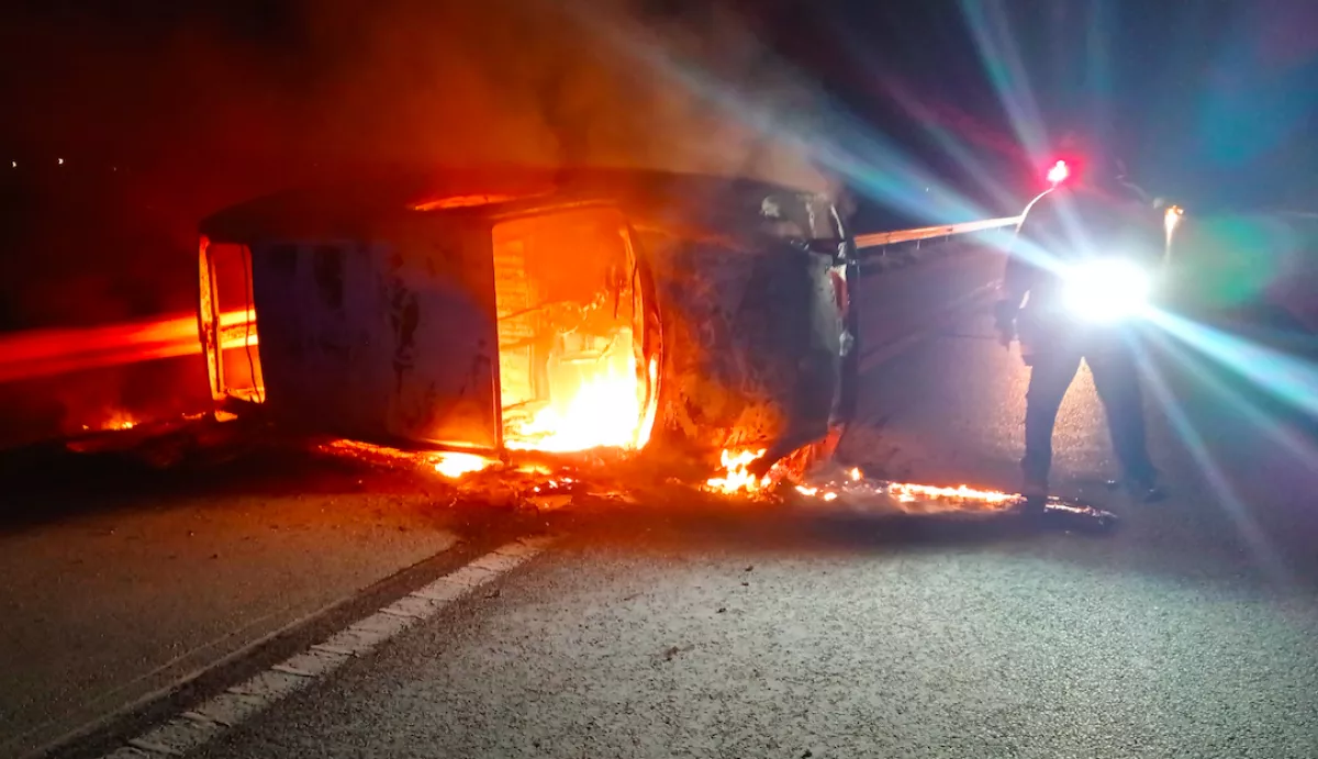 Megérkeztek a képek: felborult és kigyulladt egy autó az M1-esen