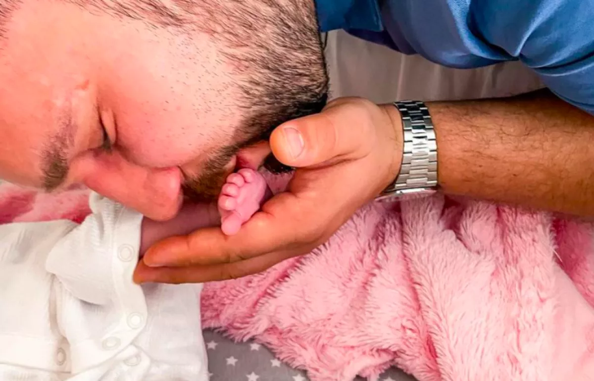 Cuki kép érkezett a babáról - Kinyitották a kórházat Rácz Jenőék szülése miatt - Fotók