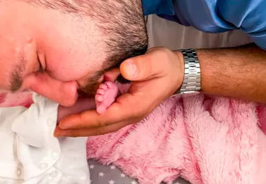 Cuki kép érkezett a babáról - Kinyitották a kórházat Rácz Jenőék szülése miatt - Fotók