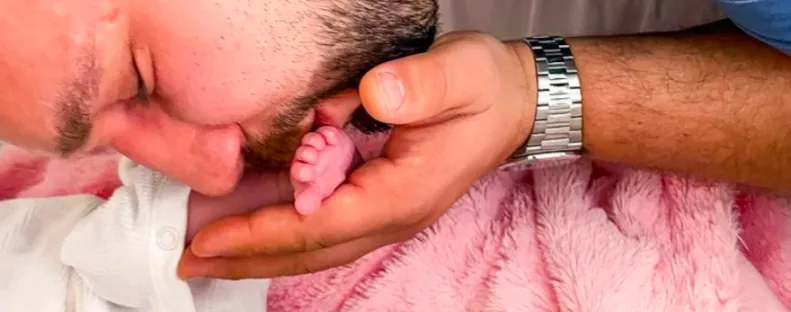 Cuki kép érkezett a babáról - Kinyitották a kórházat Rácz Jenőék szülése miatt - Fotók