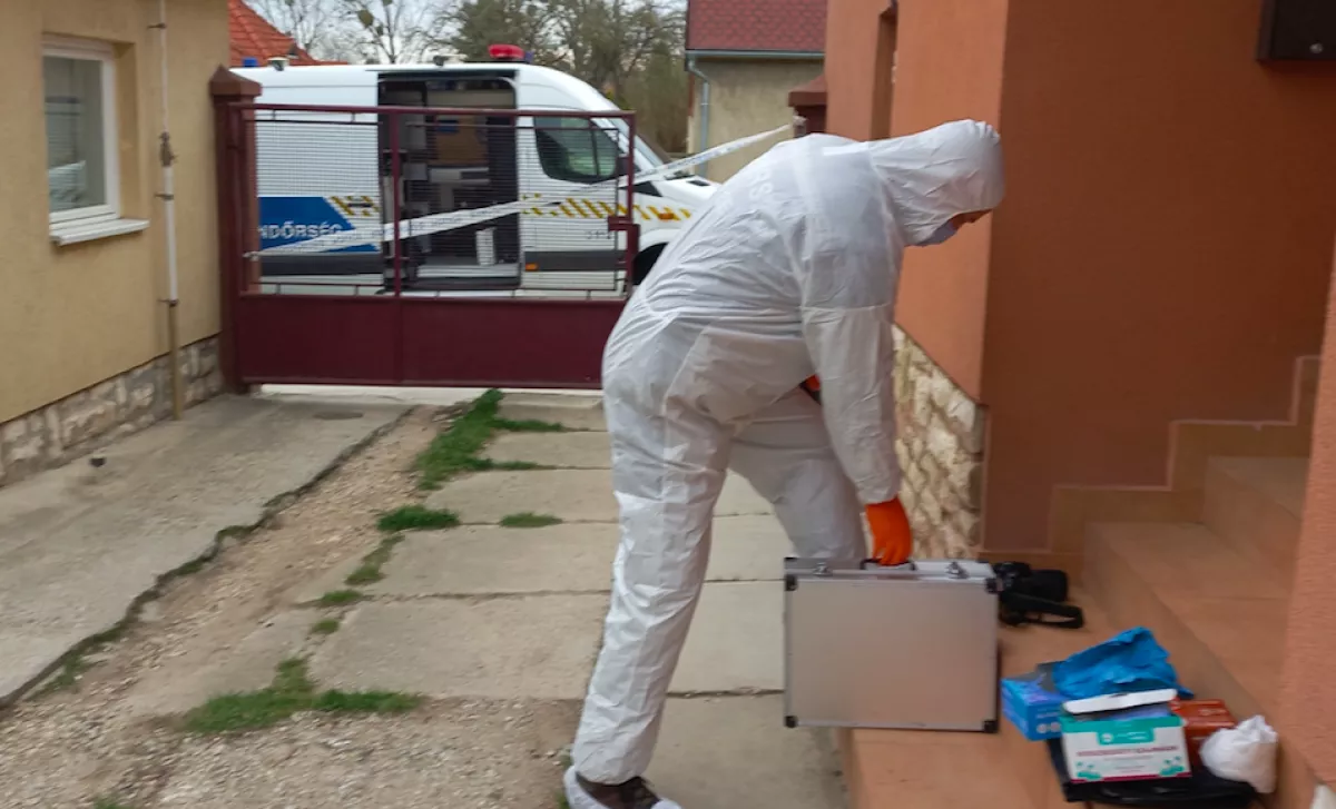 Képeket közölt a rendőrség a gyilkosság helyszínéről - férje ölhette meg a zirci nőt