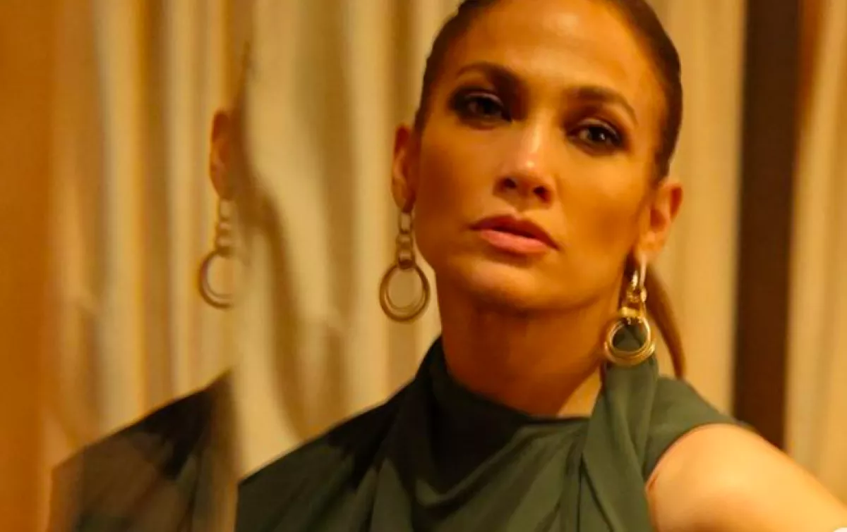 Először mutatta meg a világnak az impozáns jegygyűrűjét J-Lo - Fotó