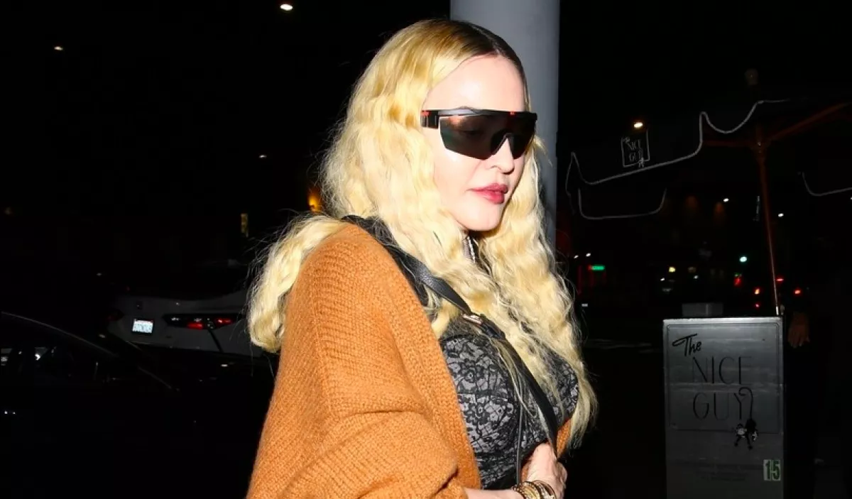 Ezzel a jóképű, titokzatos férfival bukott le Madonna - Áttetsző felsőben mentek randizni