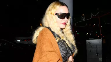 Ezzel a jóképű, titokzatos férfival bukott le Madonna - Áttetsző felsőben mentek randizni