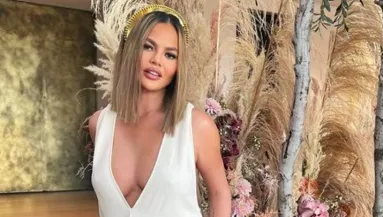 A szemöldökbeültetés után most meztelen képet posztolt a sztáranyuka