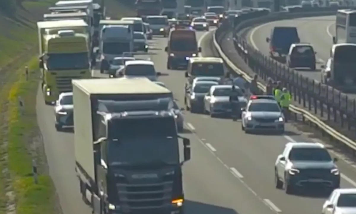 Kamera rögzítette: sorra csapódtak az autók egymásba az M1-esen