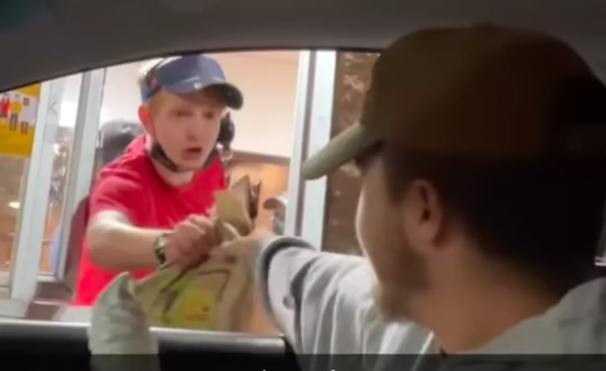 Kiadta a rendelést a srác a McDrive-ban, ami ezután jött, azt hallanod kell